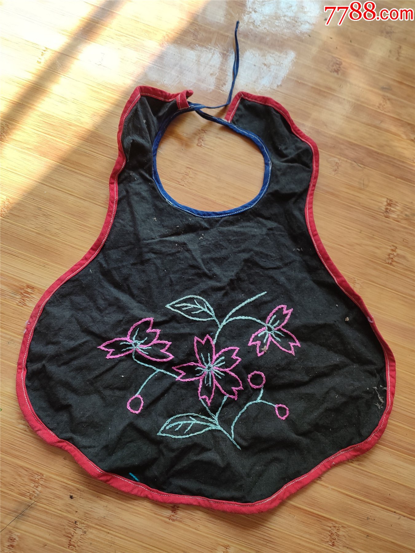 古代小孩子的衣服品相如图所示
