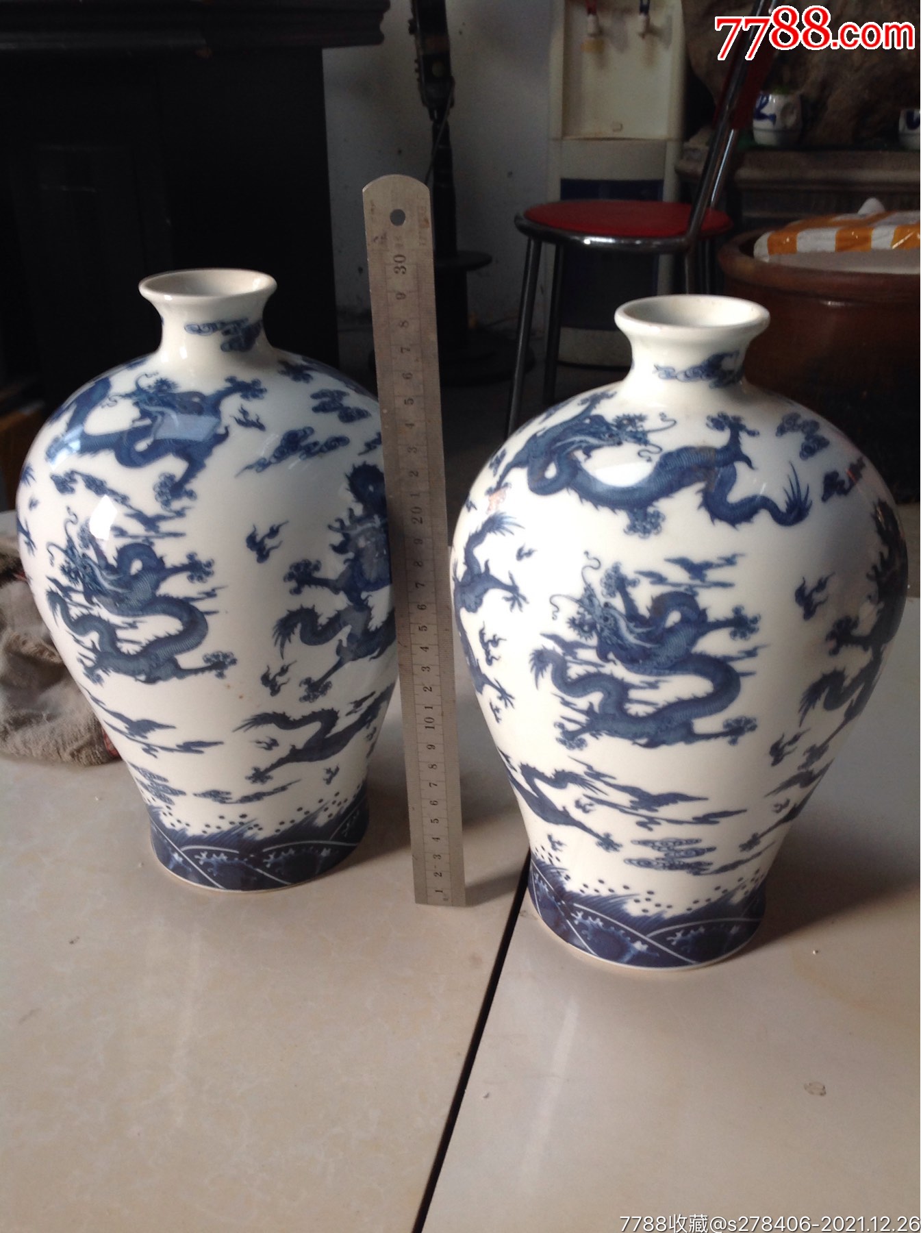 一对青花瓷龙瓶