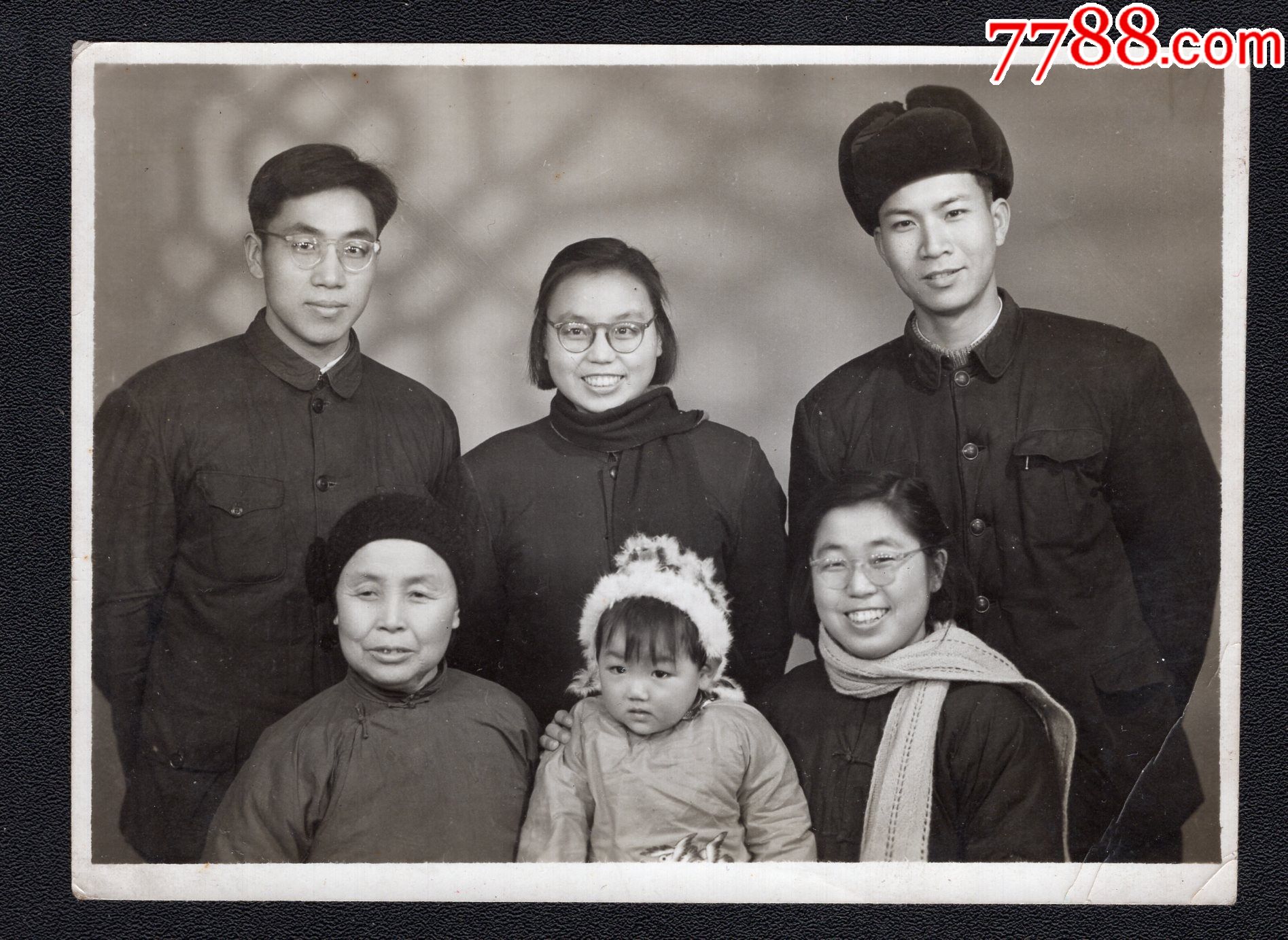 560年代家庭合影老照片1张尺寸约811厘米