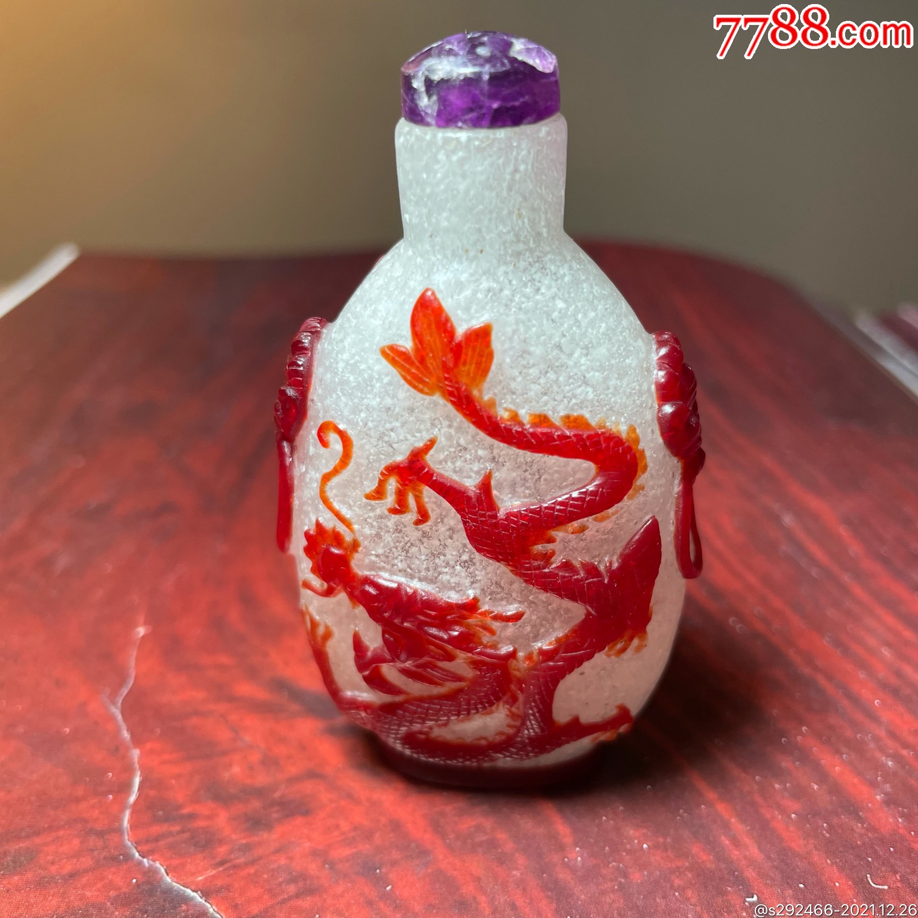 清乾隆雪菲地套红料龙纹鼻烟壶