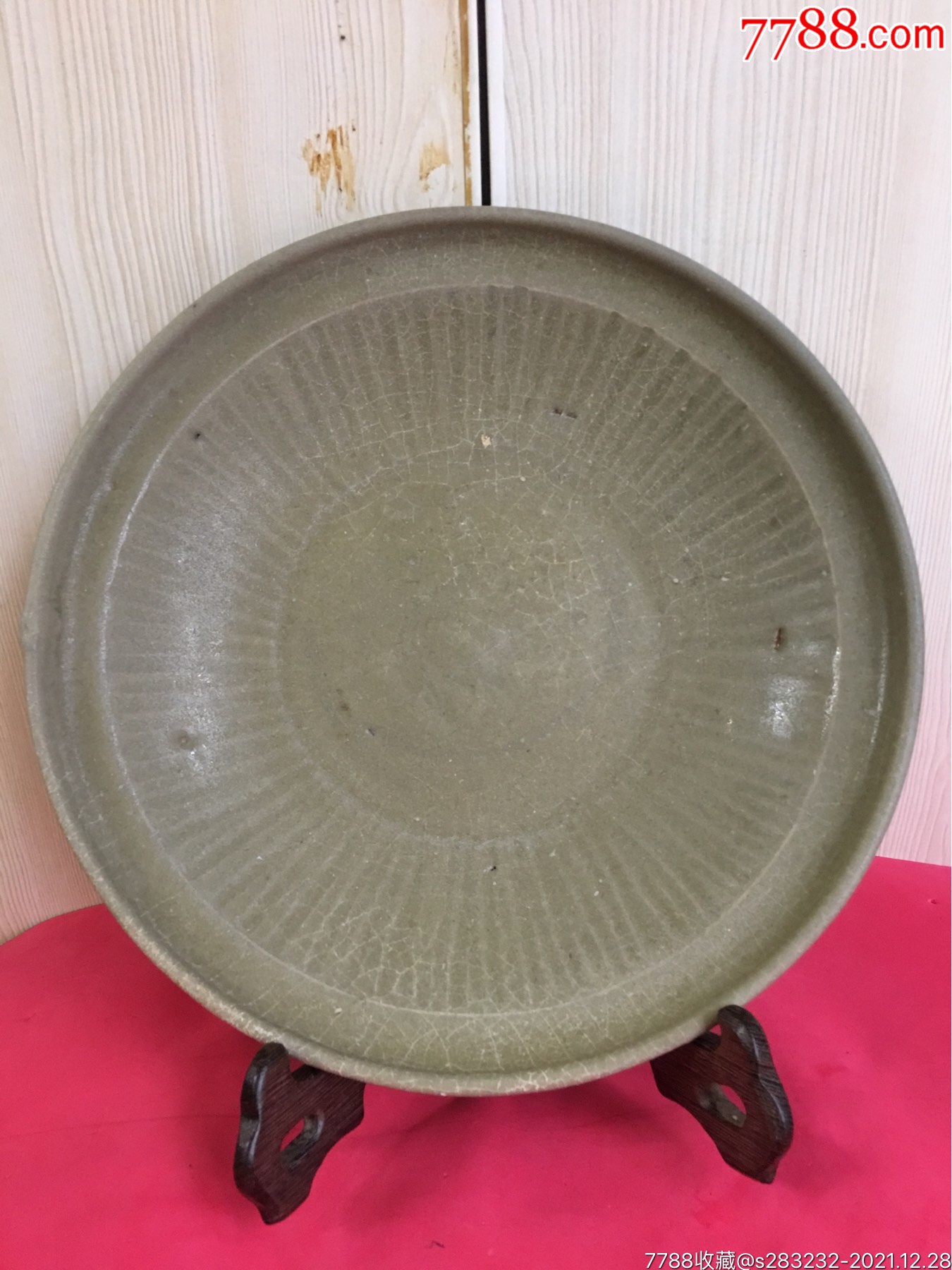 元代龙泉窑青釉菊瓣纹盘