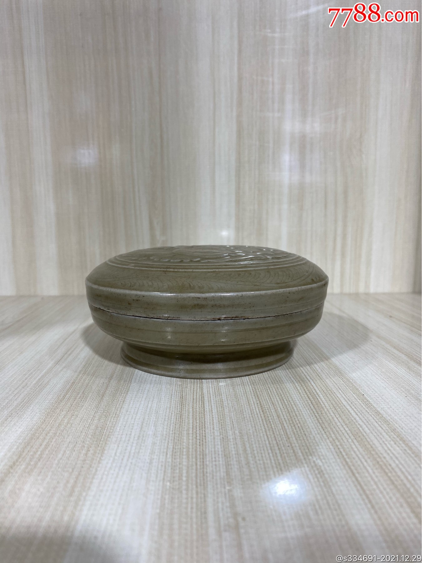 宋代越窑刻花粉盒