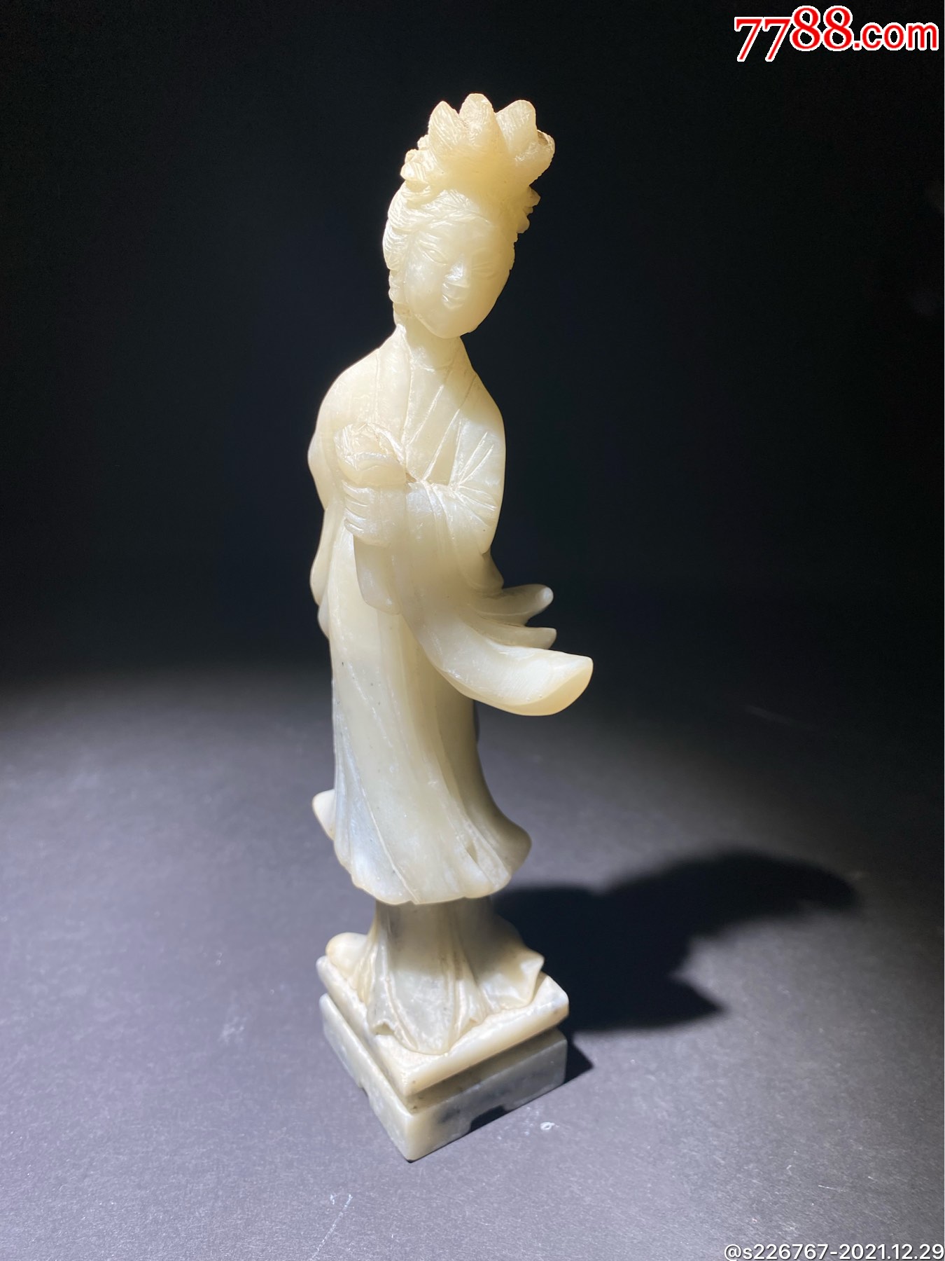 回流创汇期青田石雕持花仕女摆件