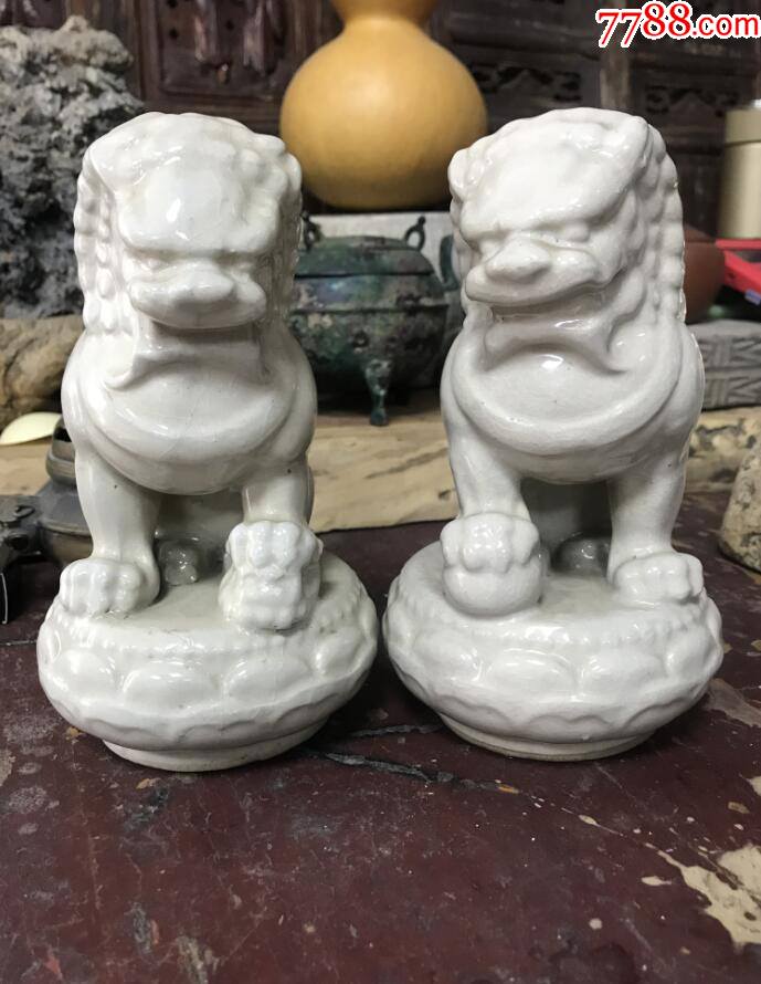 创汇期出口瓷狮子一对品相不错