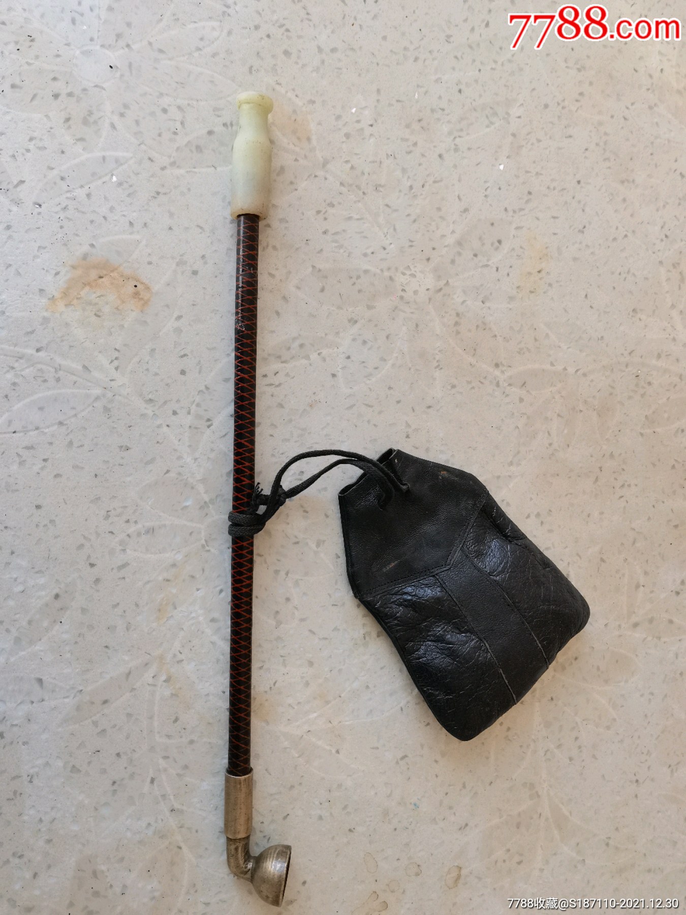 带一个黑皮烟包的烟袋