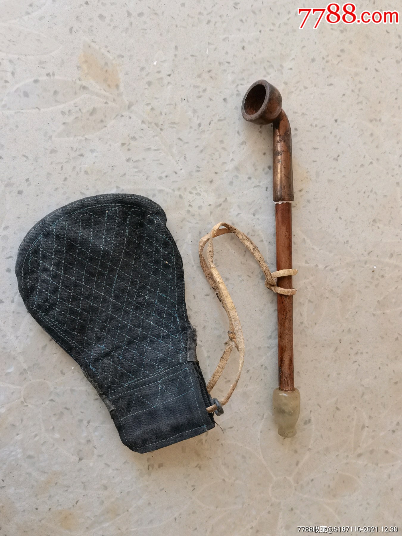 带黑色绣网格纹烟包的烟袋