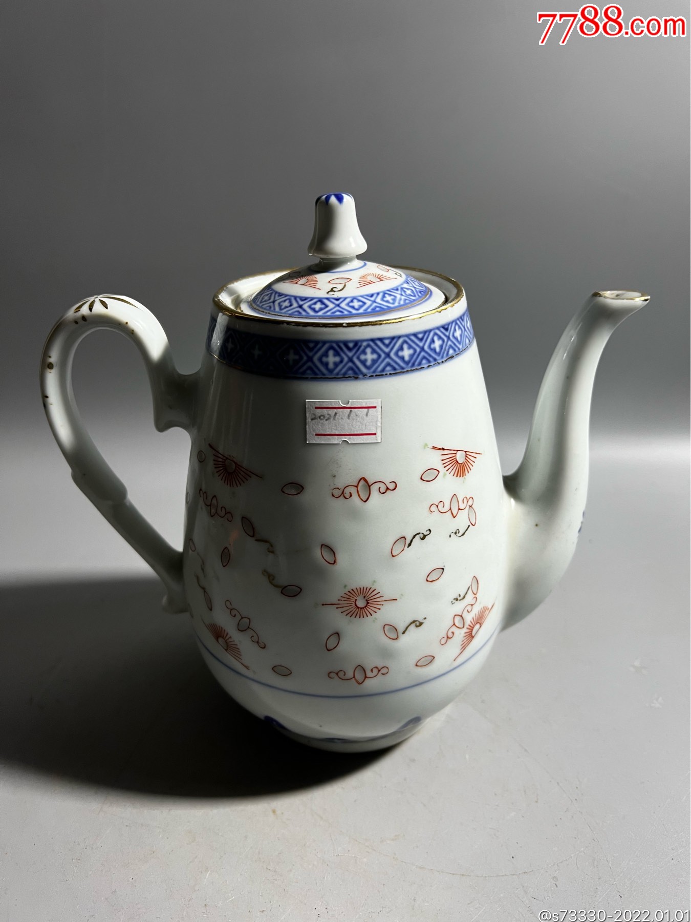 80年代景德镇光明瓷厂斗彩青花玲珑茶壶一把