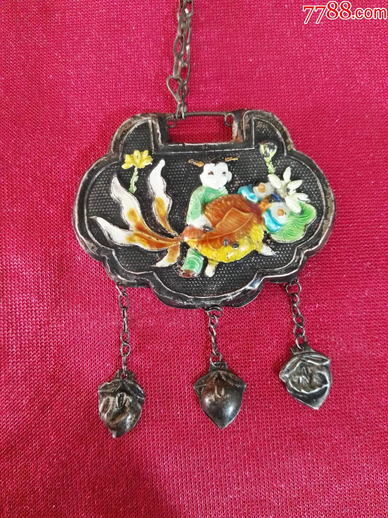 民国老包浆珐琅彩小孩抱鱼银锁一个