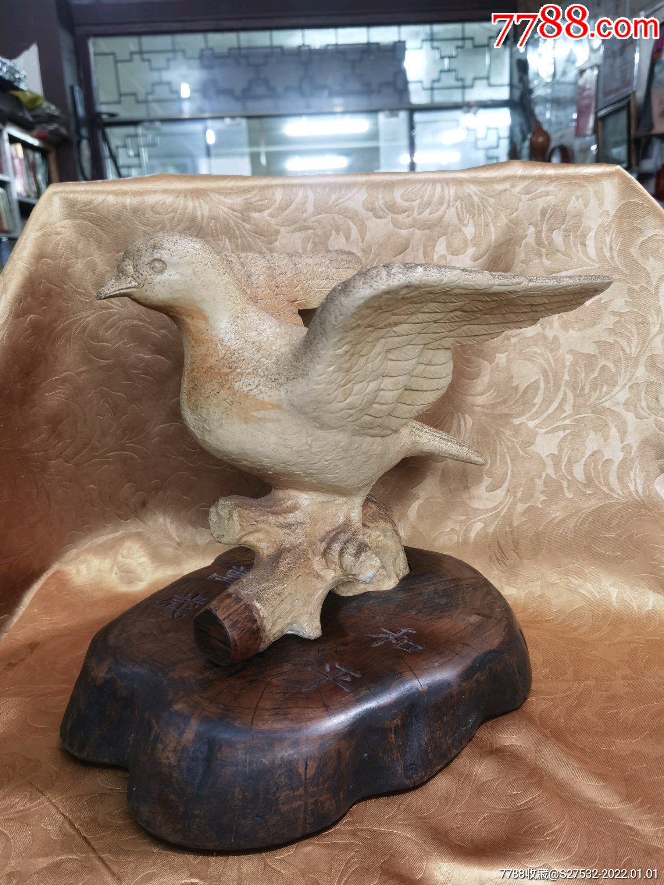 抗美援朝和平万岁陶制鸽子摆件