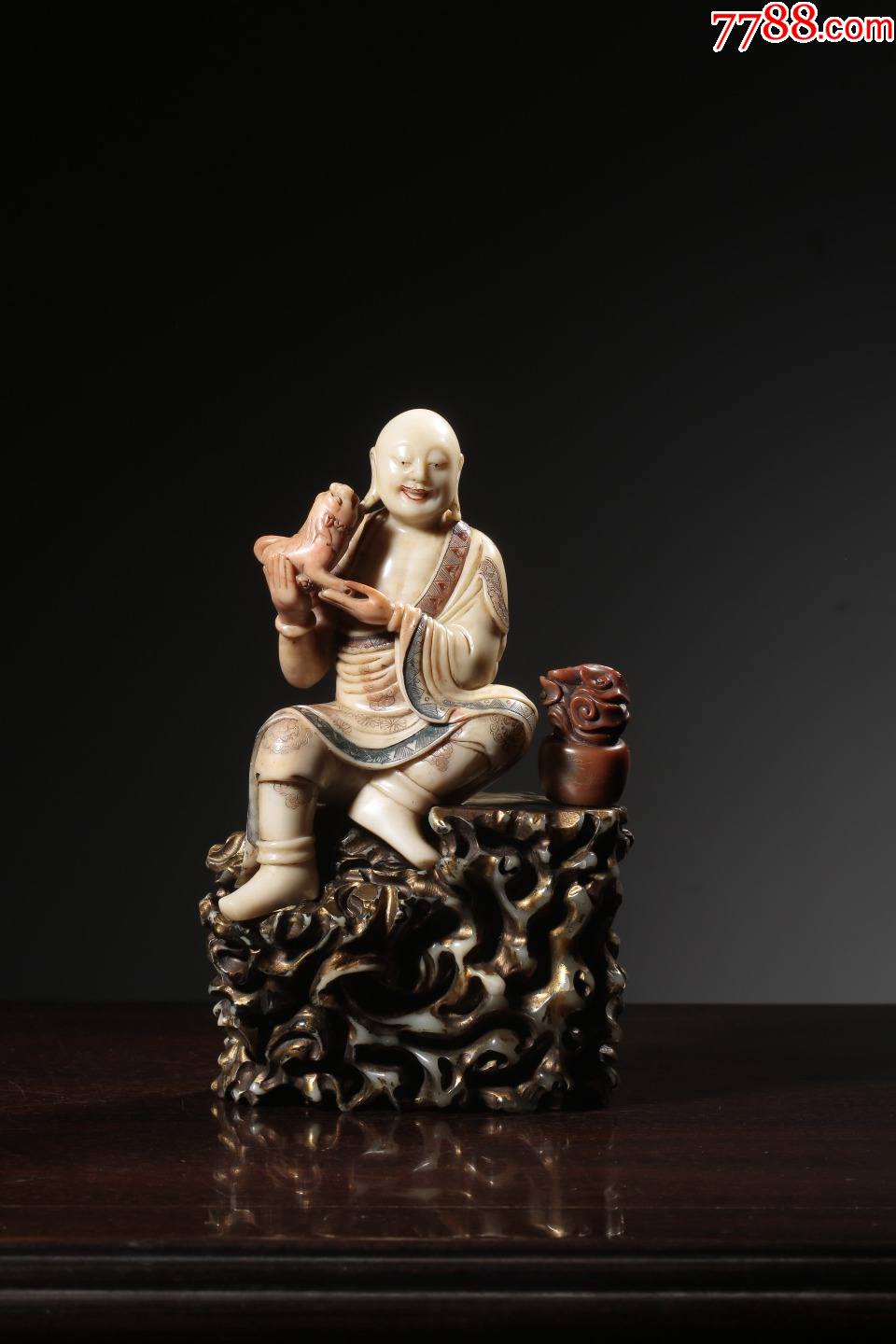 清寿山石伏虎罗汉坐像