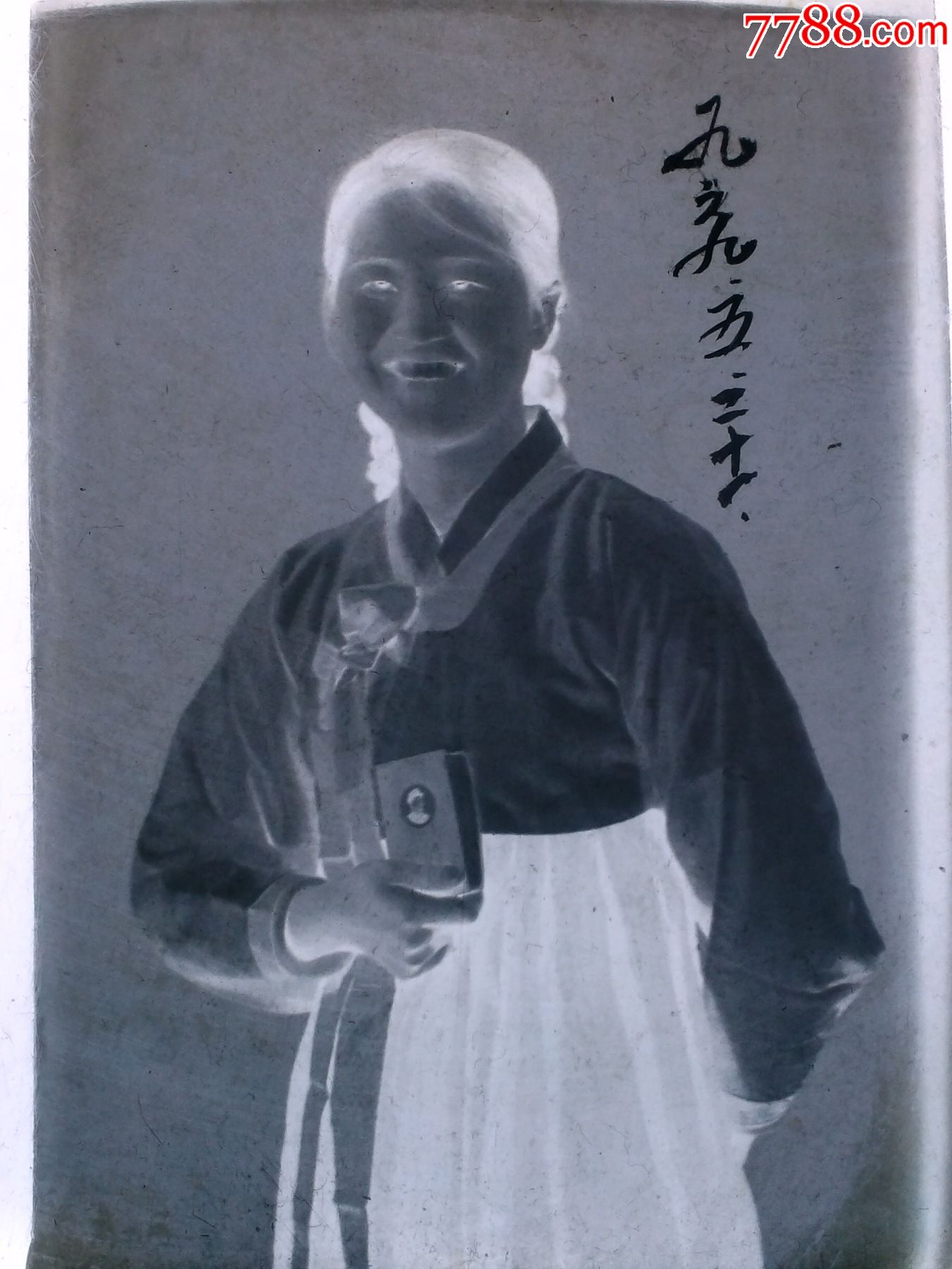 拿红宝书的朝鲜族姑娘老底片