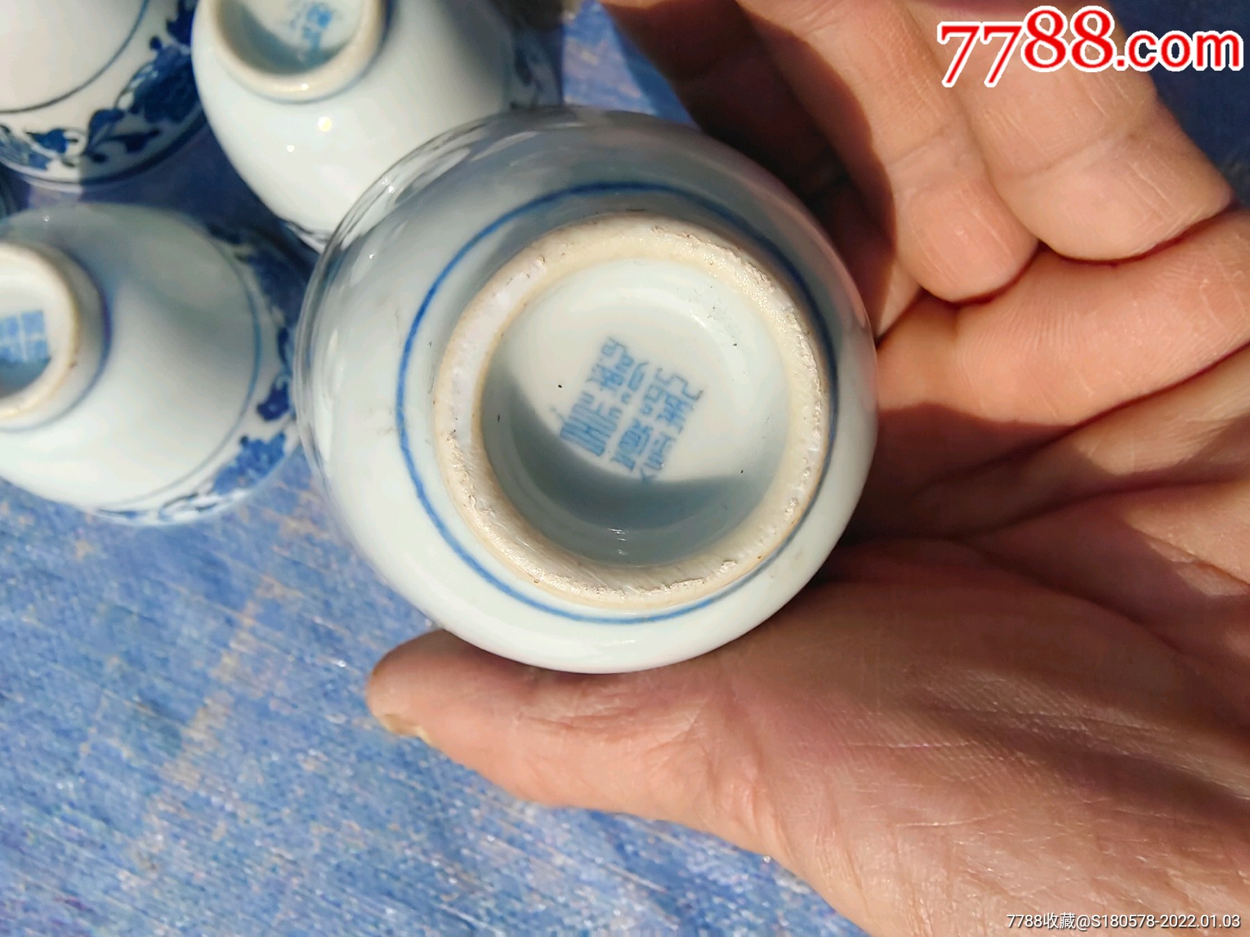 六七十年代口径75厘米左右景德镇制底款釉下彩缠枝莲花图青花酒茶杯5