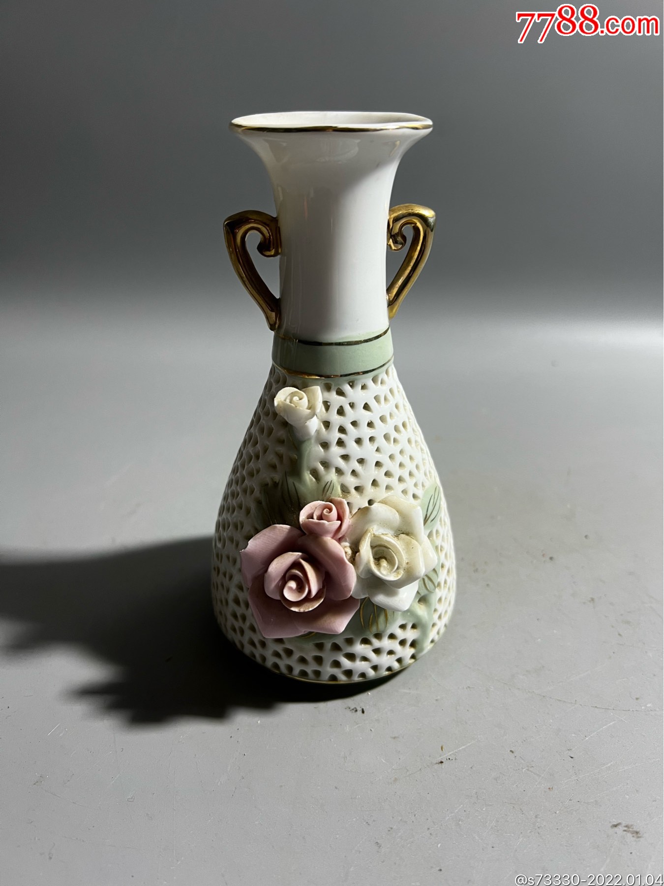创汇期潮州镂空花卉小瓶子一只磕