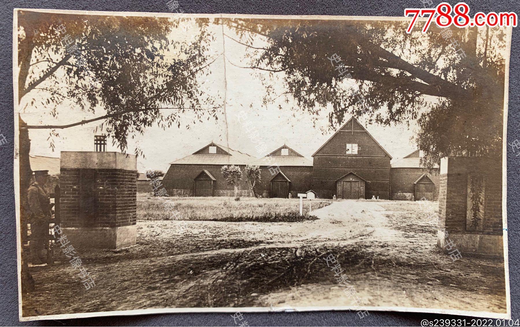 滚动鼠标滚轴,图片即可轻松放大,缩小更多"老照片