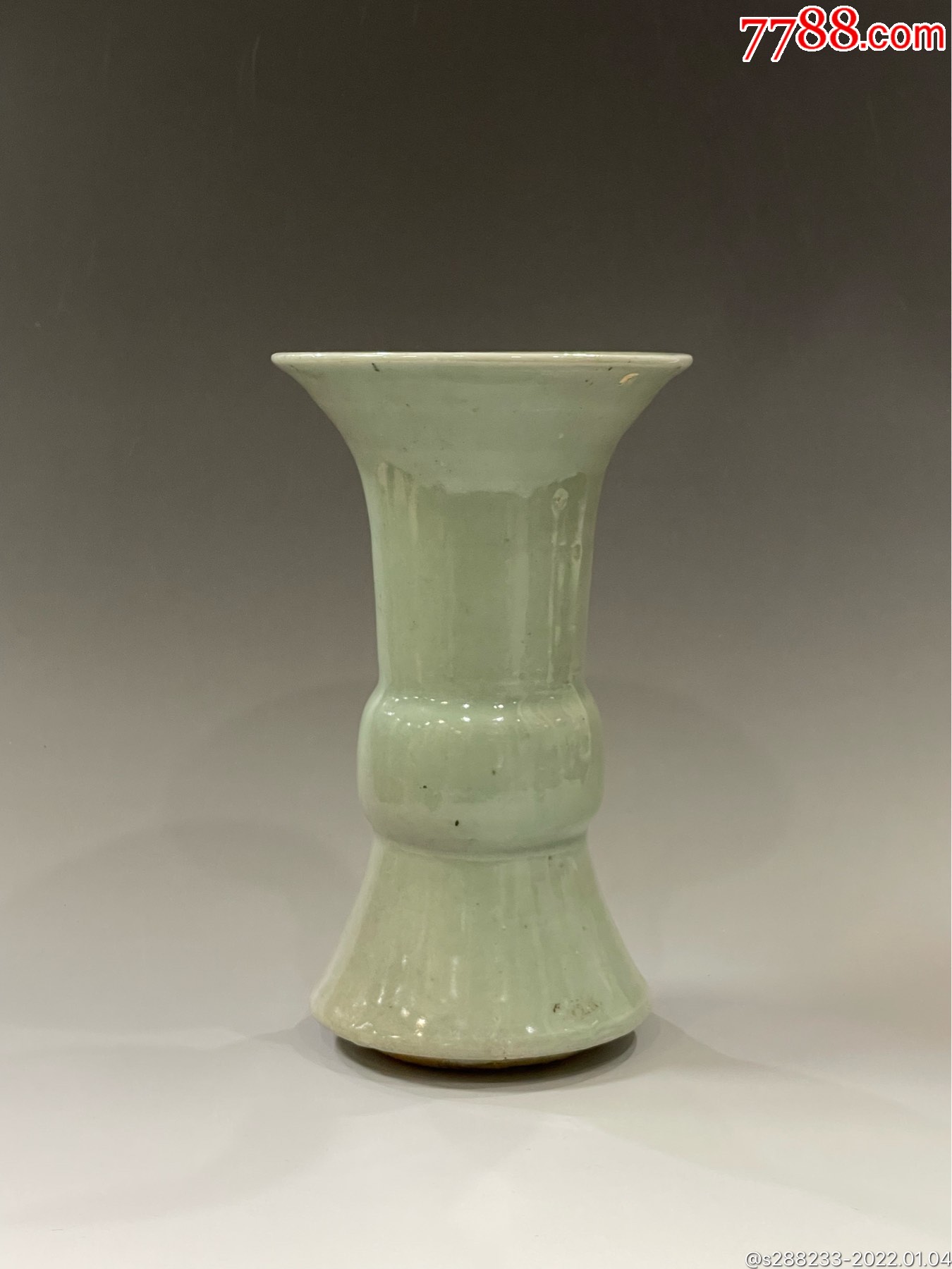 清代豆青釉花觚