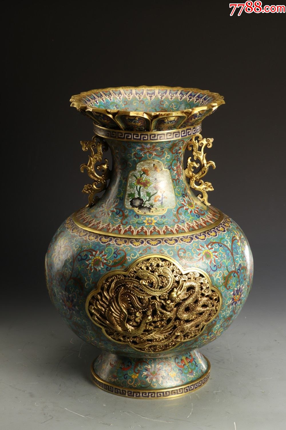 掐丝珐琅缠枝花卉开窗鎏金龙凤纹双耳瓶