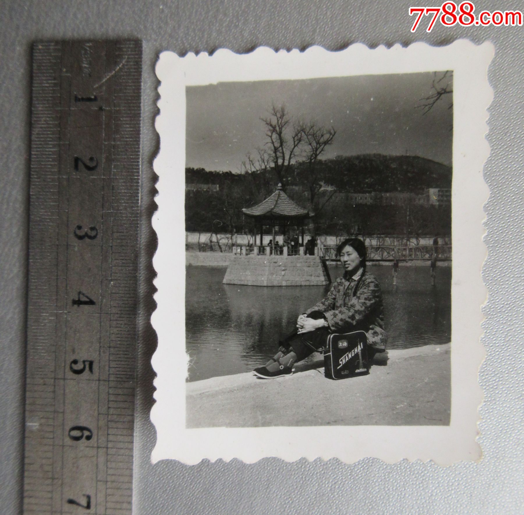 美女在青岛中山公园里小西湖上留影_老照片_福瑞阁【7788收藏__收藏