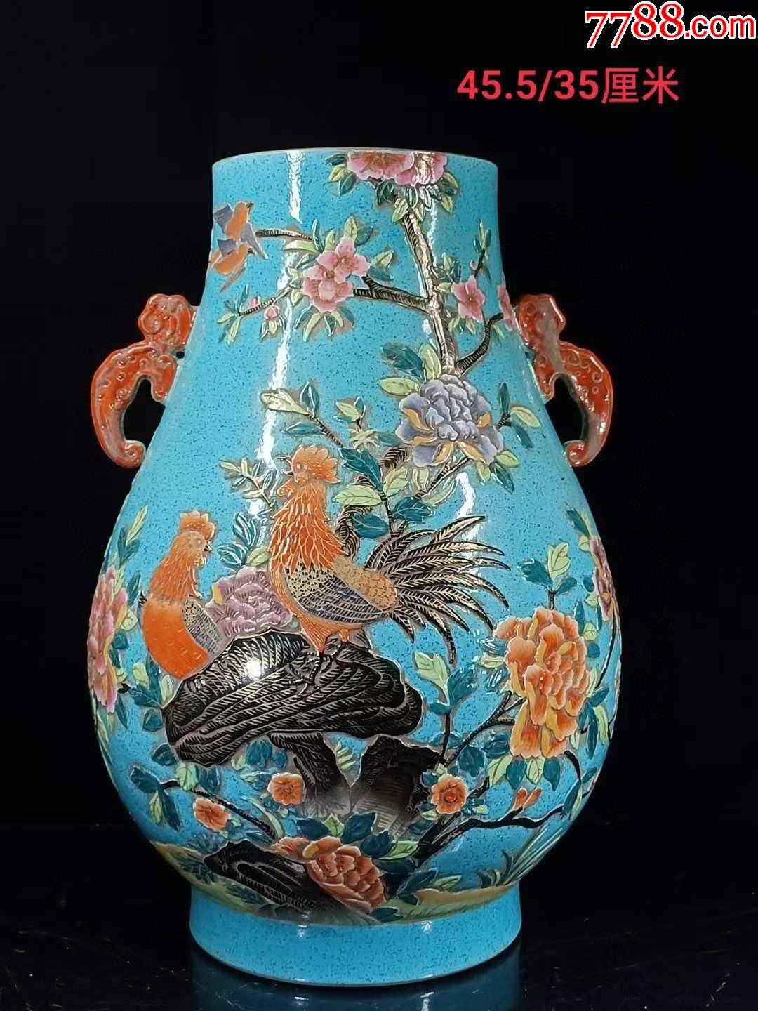 乾隆年制三希堂珍藏高浮雕尊瓶胎质纯净细腻刻画形象逼真造型端庄古朴