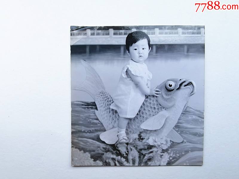 80年代女孩骑鱼道具照