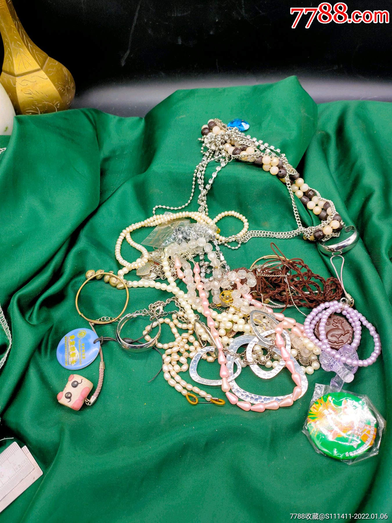一堆项链等