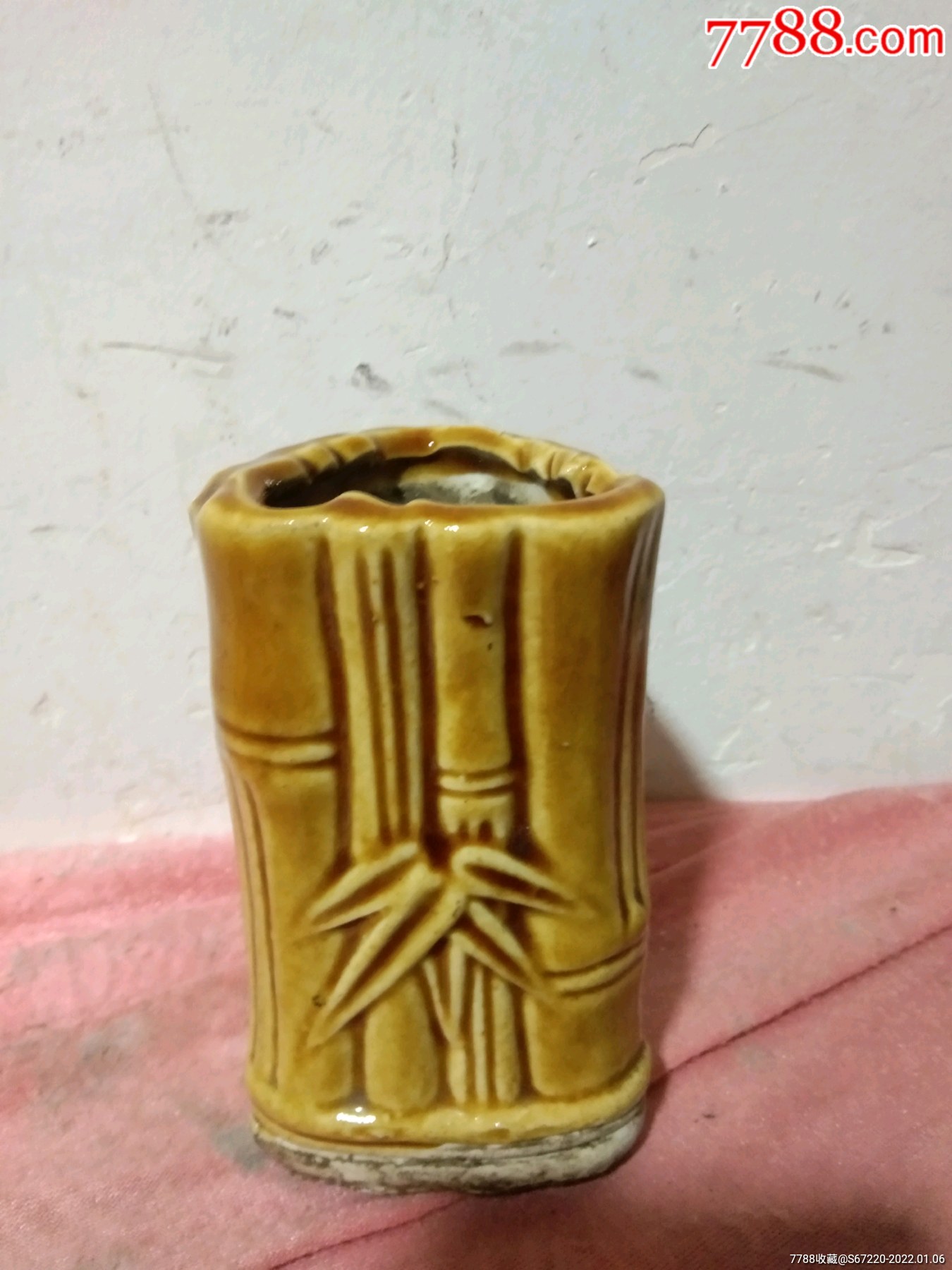 七八十年代黄釉瓷笔筒