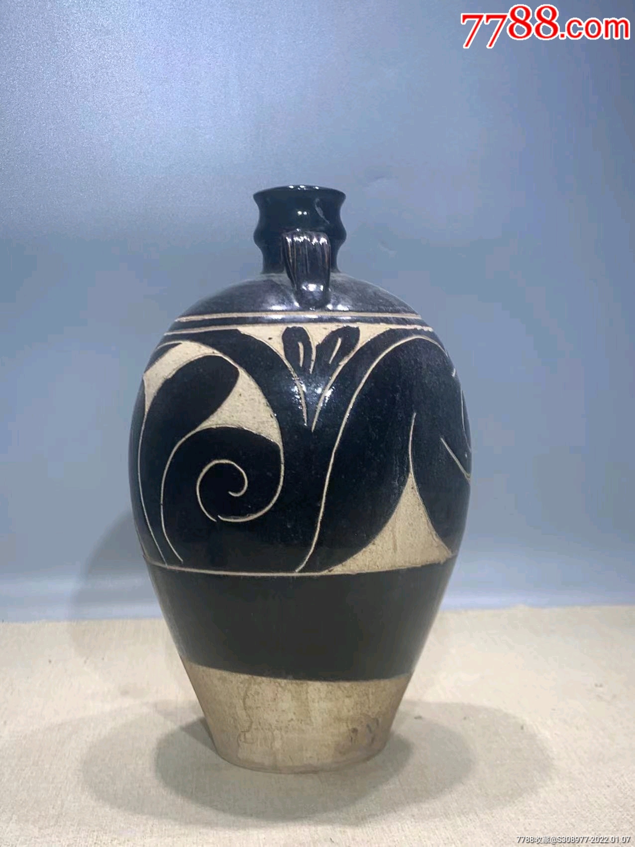 宋代黑釉刻花肚喽瓶