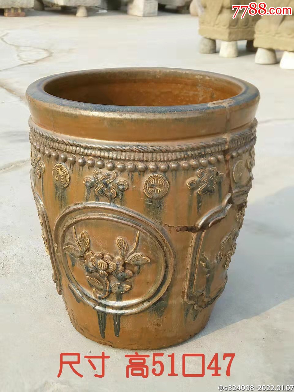 清代黄釉荷花缸满工塑刻四季花工艺精美缸口有锔钉不漏水