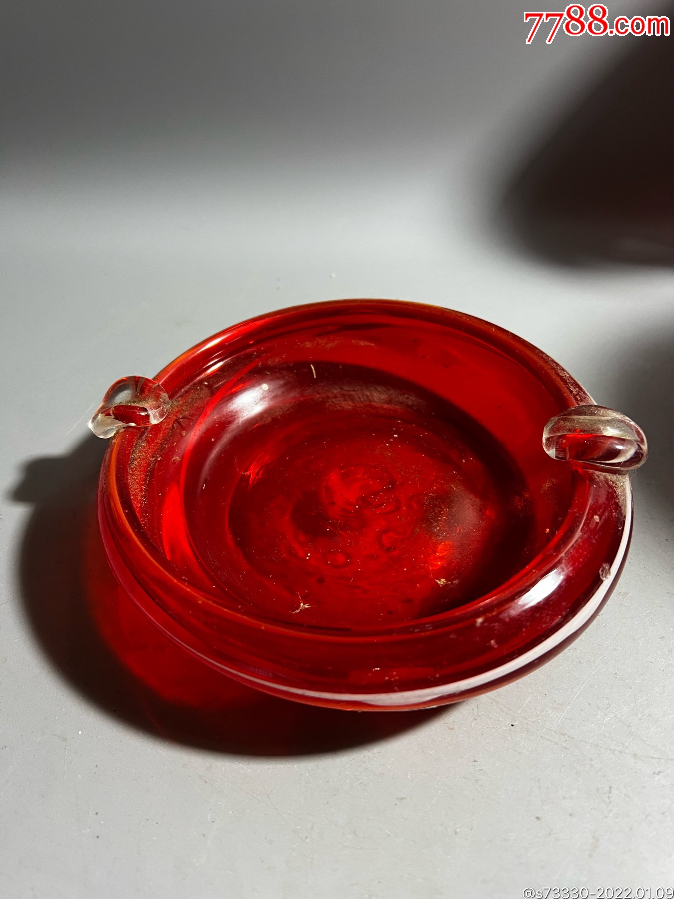 80年代红色玻璃烟灰缸一只