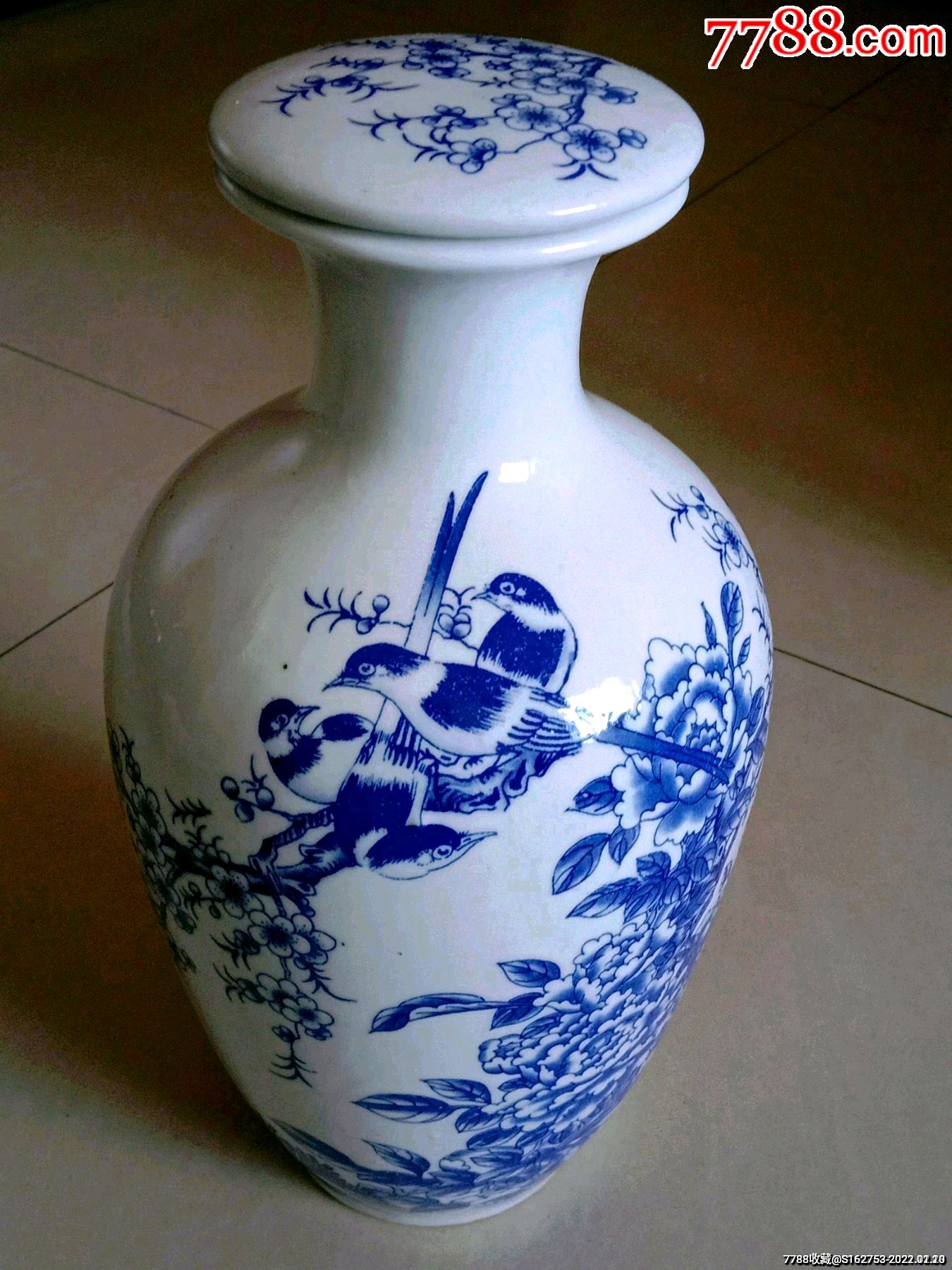 喜鹊登梅青花瓷酒瓶一个