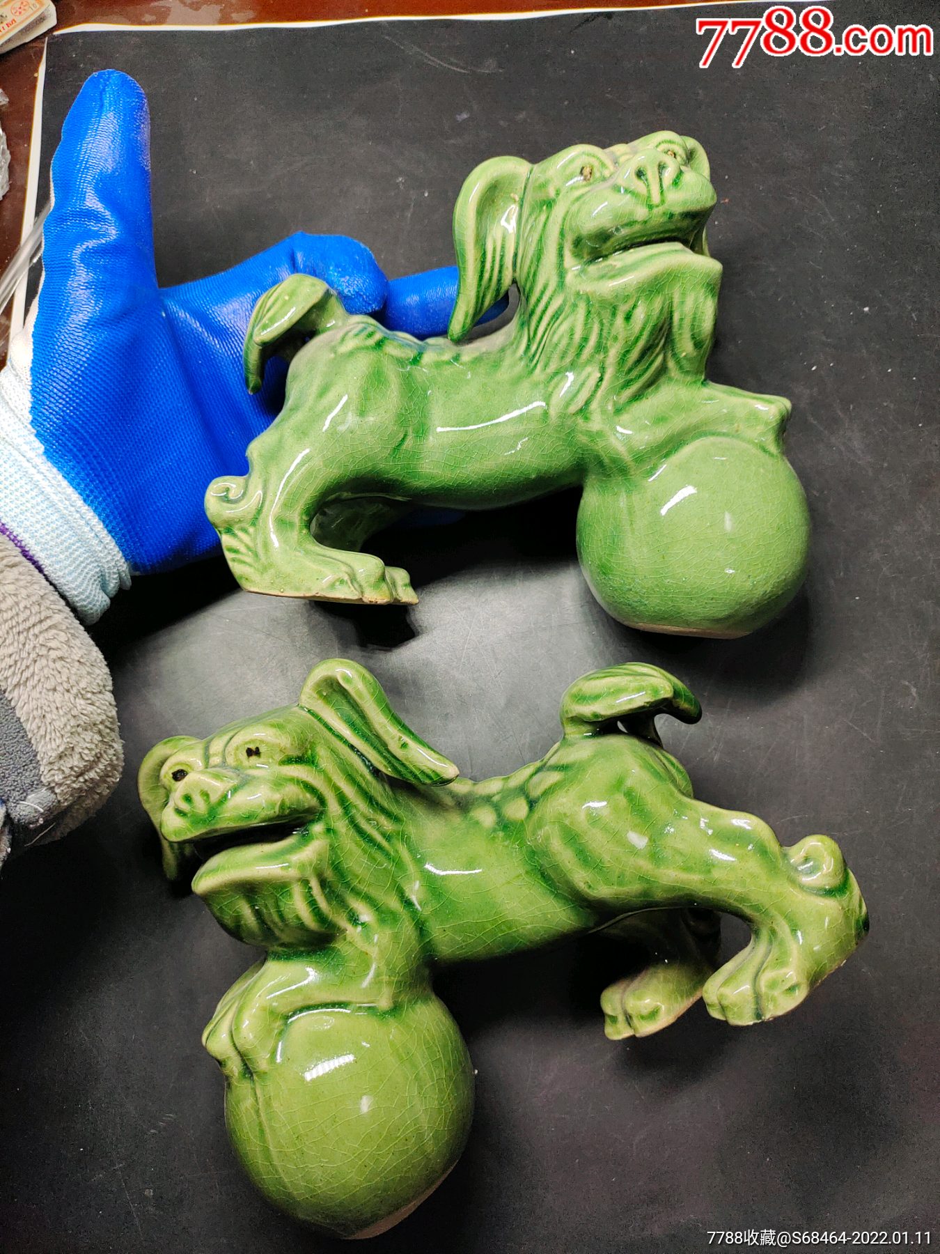 八十年代首尾长185厘米绿釉瓷狮子一对