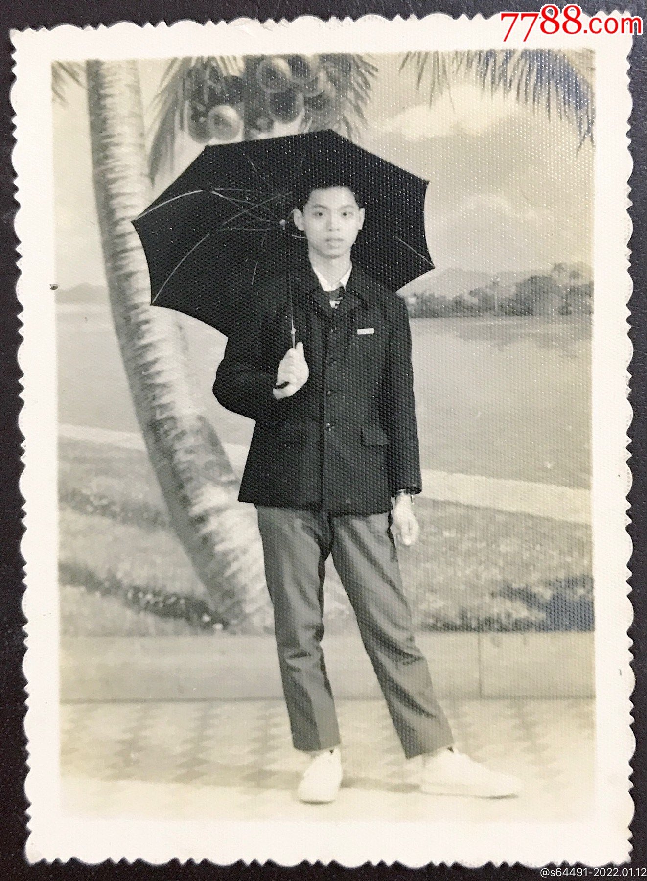 七十年代男子撑伞摆拍照相馆布景