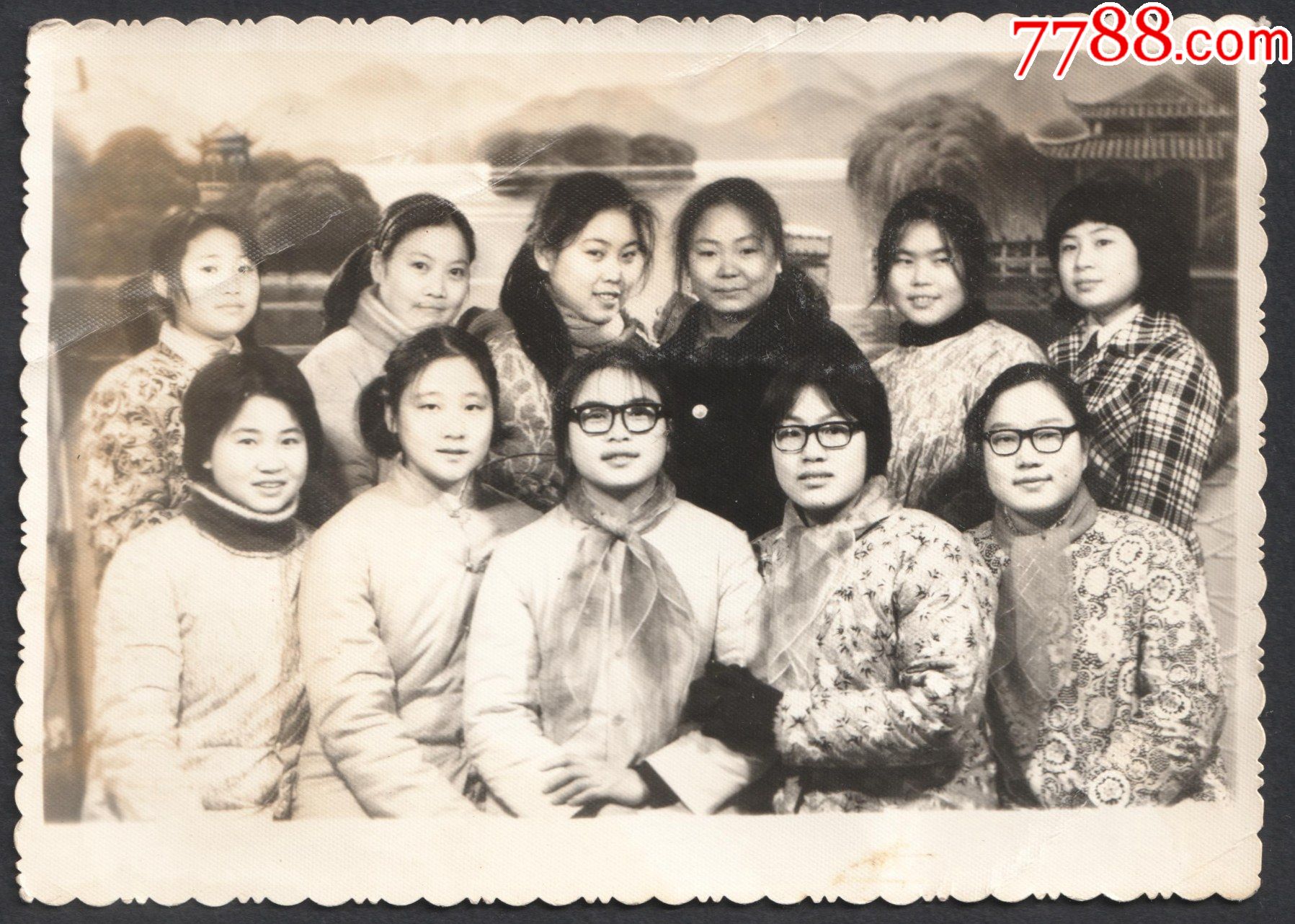 1984年南充的11个姑娘老照相馆布景照