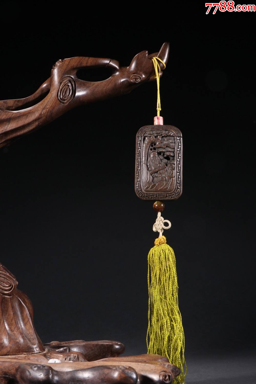 沉香镂空雕人物故事香囊