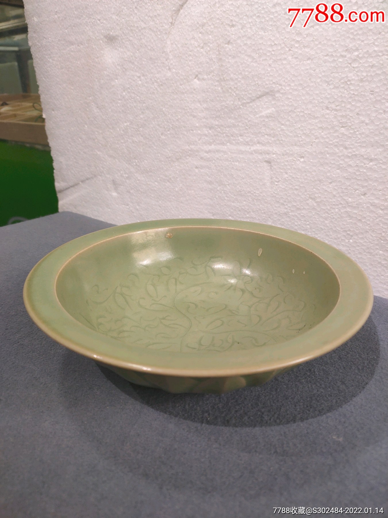 明龙泉内暗刻花外仰莲纹文房笔洗