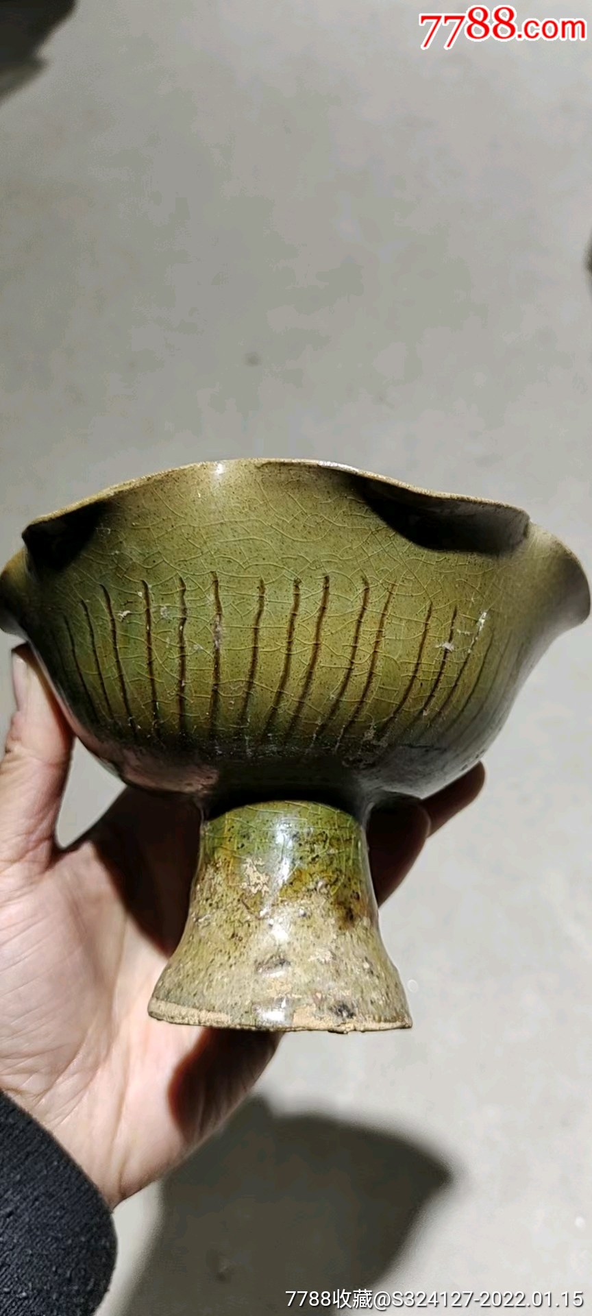 早期绿釉花口高足杯