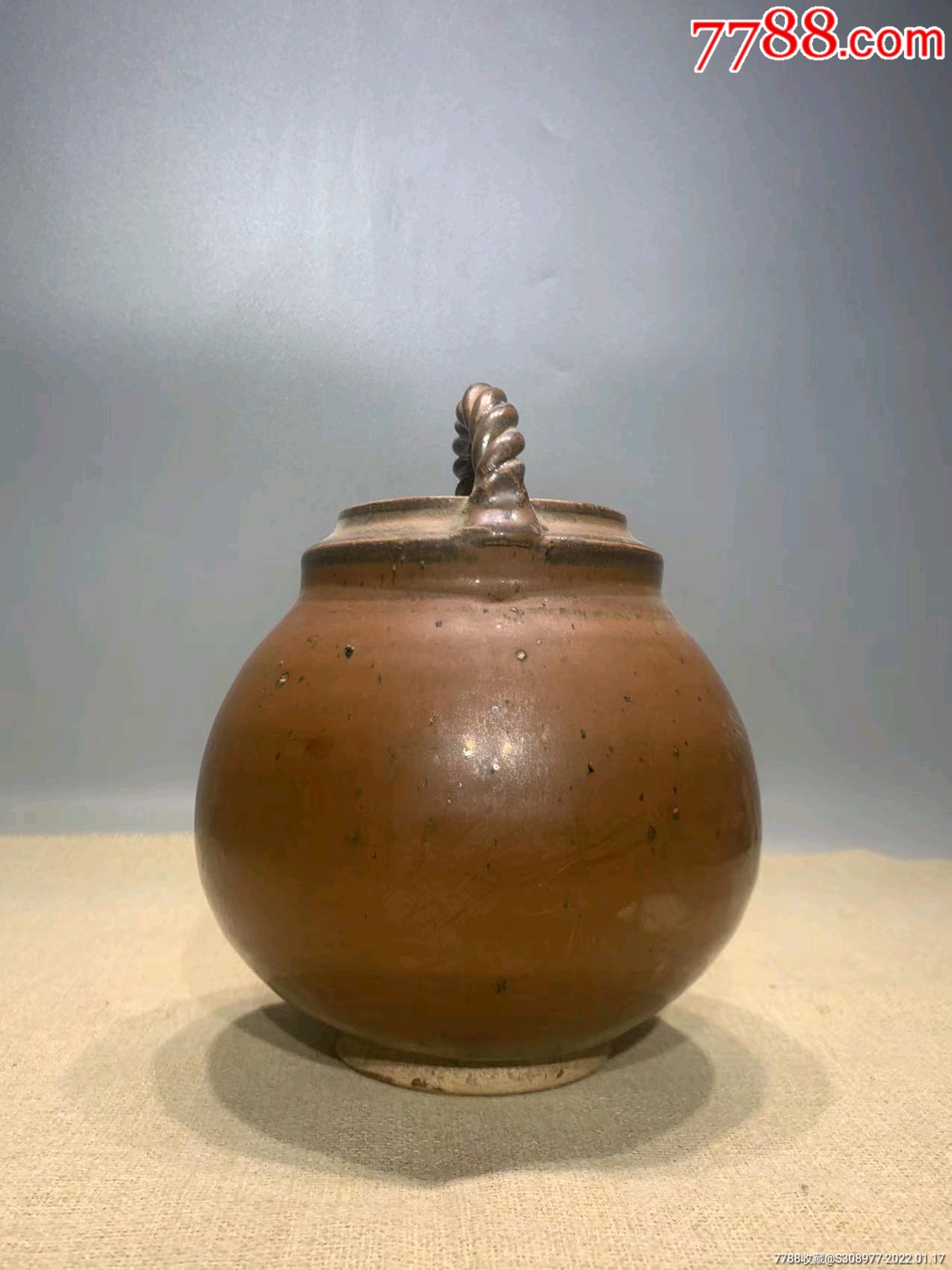 宋代紫金釉提梁壶