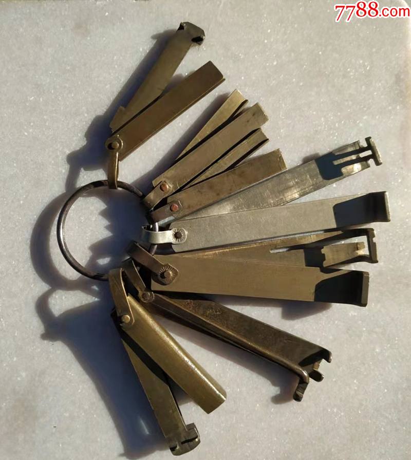 老铜钥匙一串七把