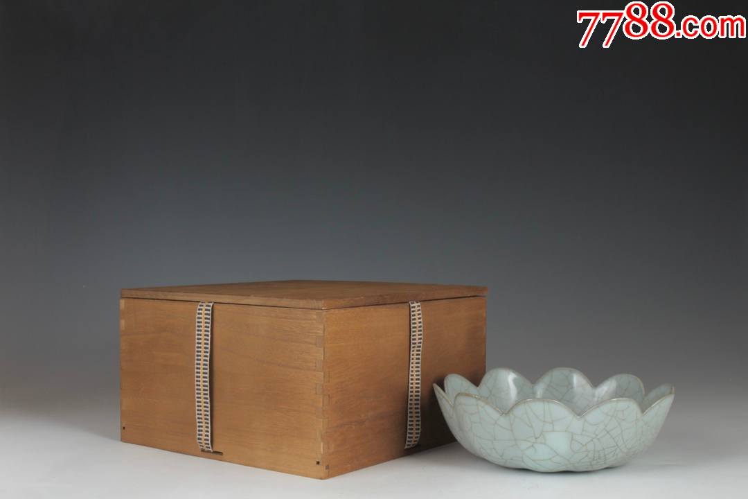 南宋郊坛下官窑月白釉莲瓣洗