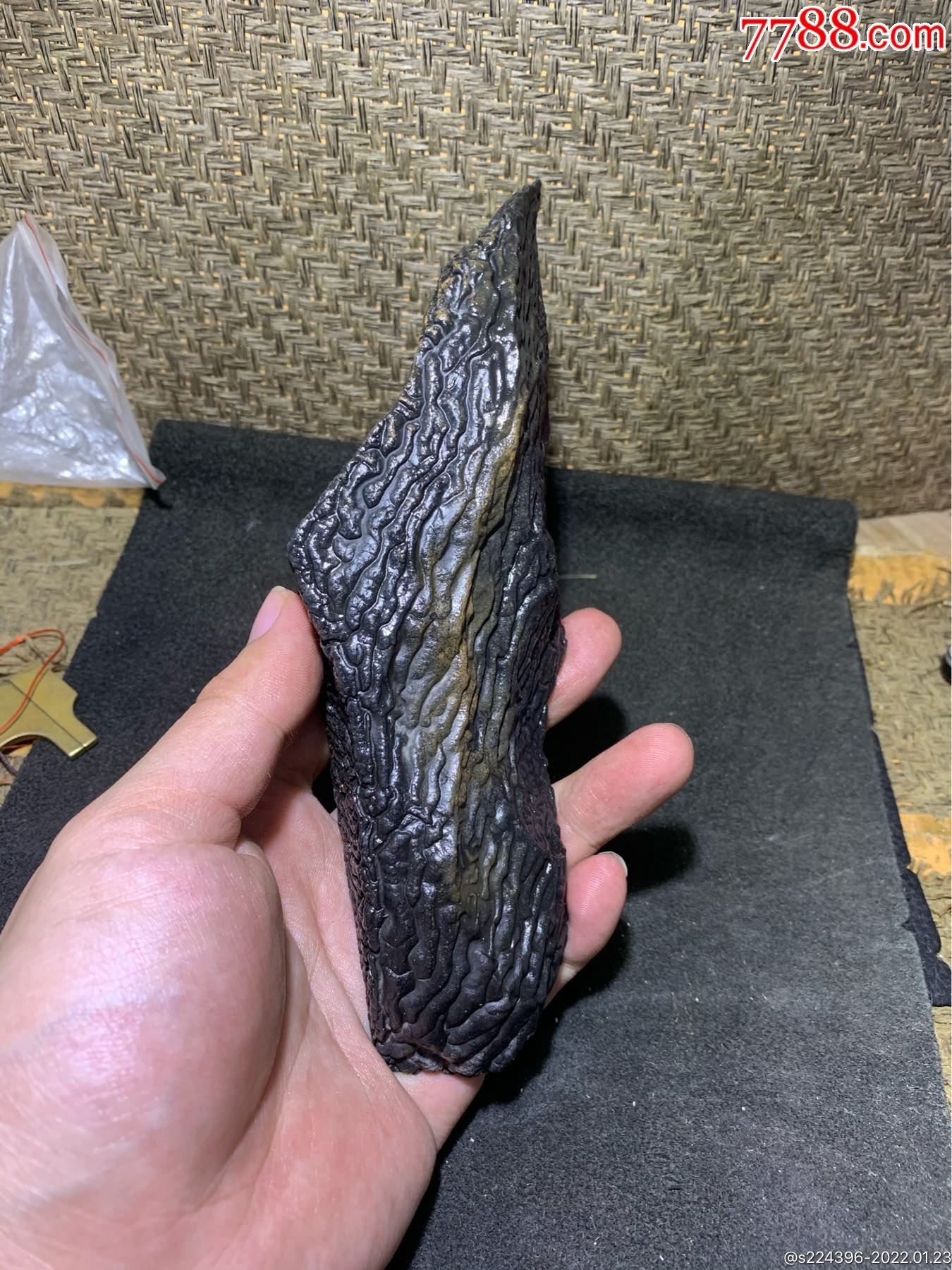 精美新疆龙纹泥石原石把件镇纸摆件一块