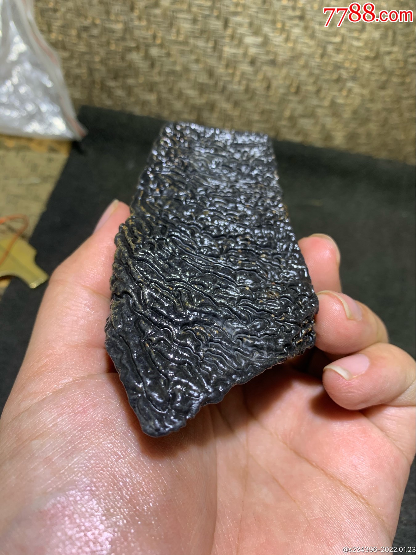 精美新疆龙纹泥石原石把件镇纸摆件一块