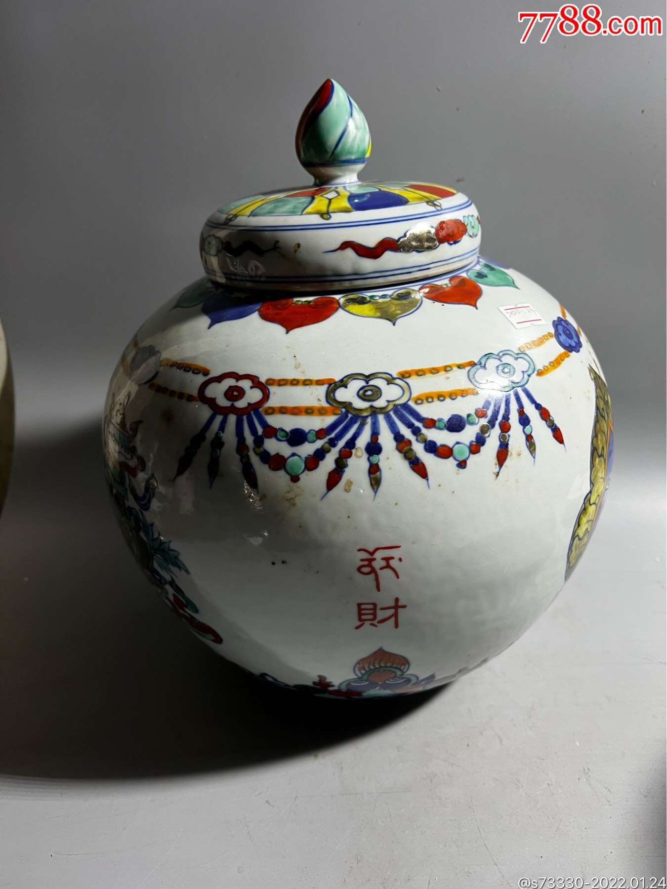 创汇期臧传佛教手绘宝瓶一只