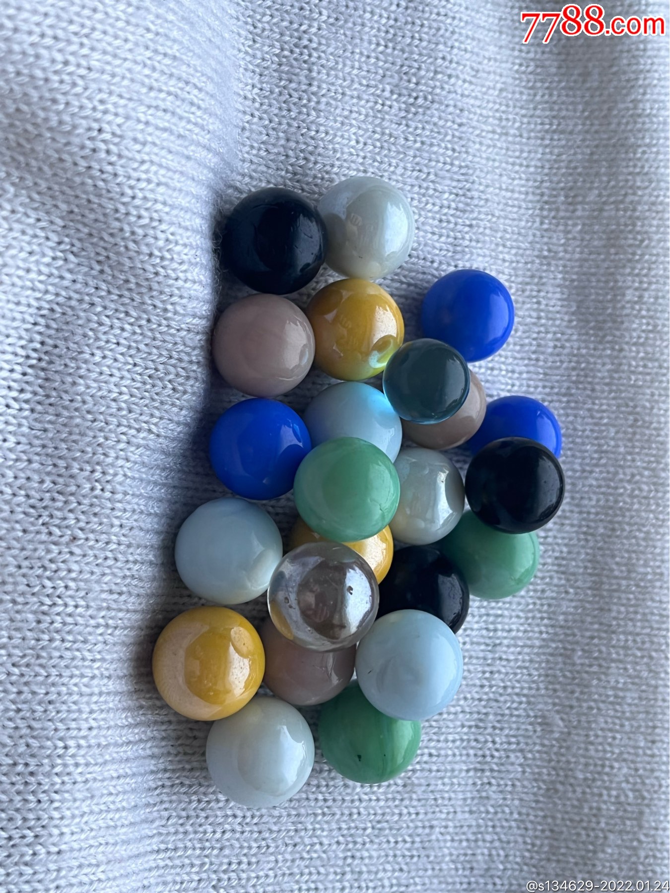 0次进行点评点评:0浏览量:备注:七彩摩尼宝珠老琉璃宝珠直径1