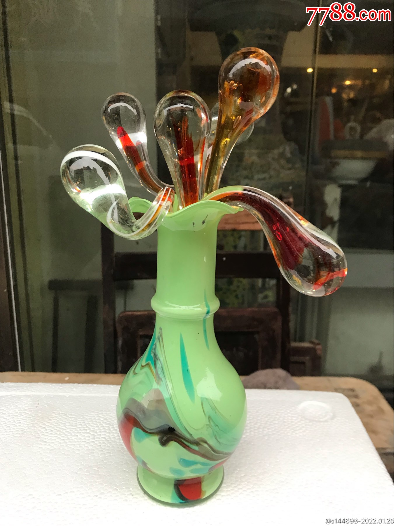 七八十年代手工制作玻璃套料花瓶花蕊放在花瓶里面,灯光下,玻璃器皿