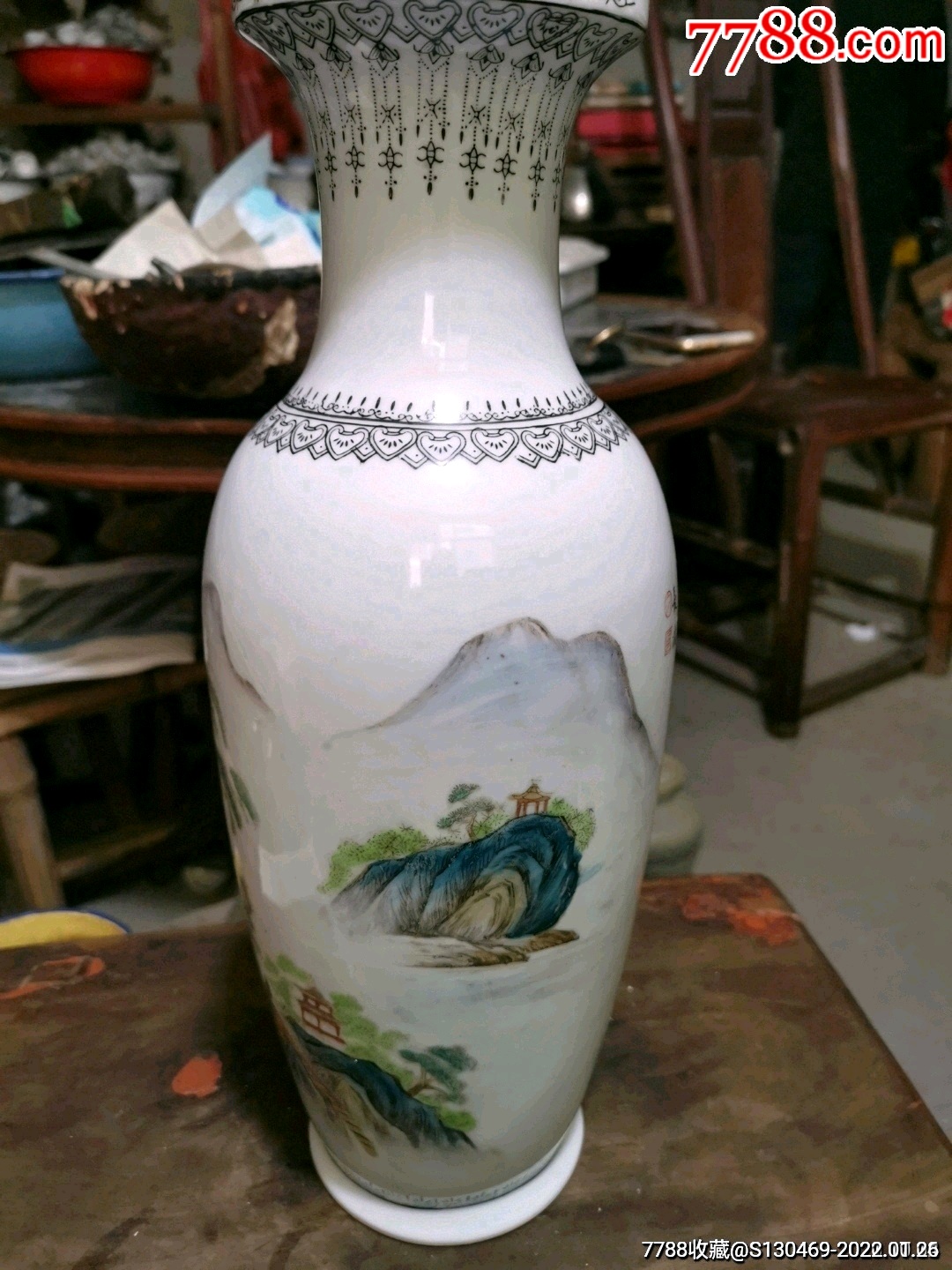 中国景德镇制六字款手绘山水诗词大花瓶