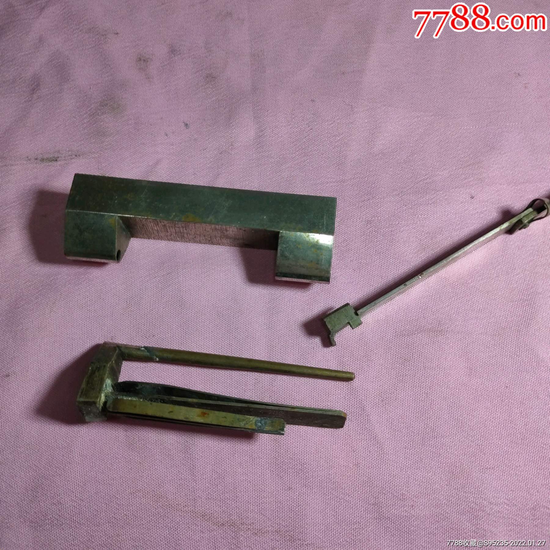 一把与众不同带钥匙可开启七字铜箱锁