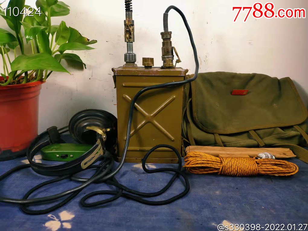 六七十年代老用7011单兵老电台一部收发一体电台品相不错正常使用