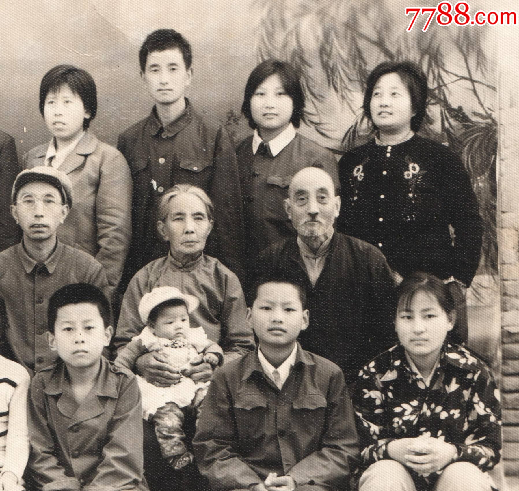 七八十年代家庭院落内悬挂起布景前全家福合影老照片