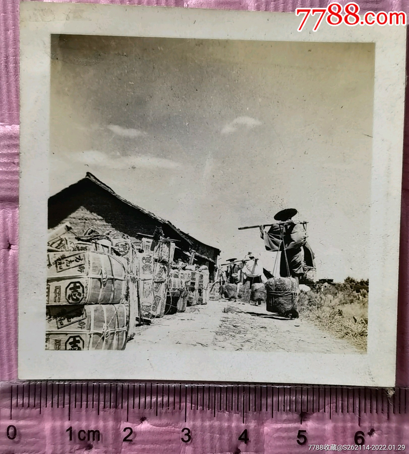 民国时期的码头货站老照片挑货物的脚夫民俗题材照片清晰保存完好