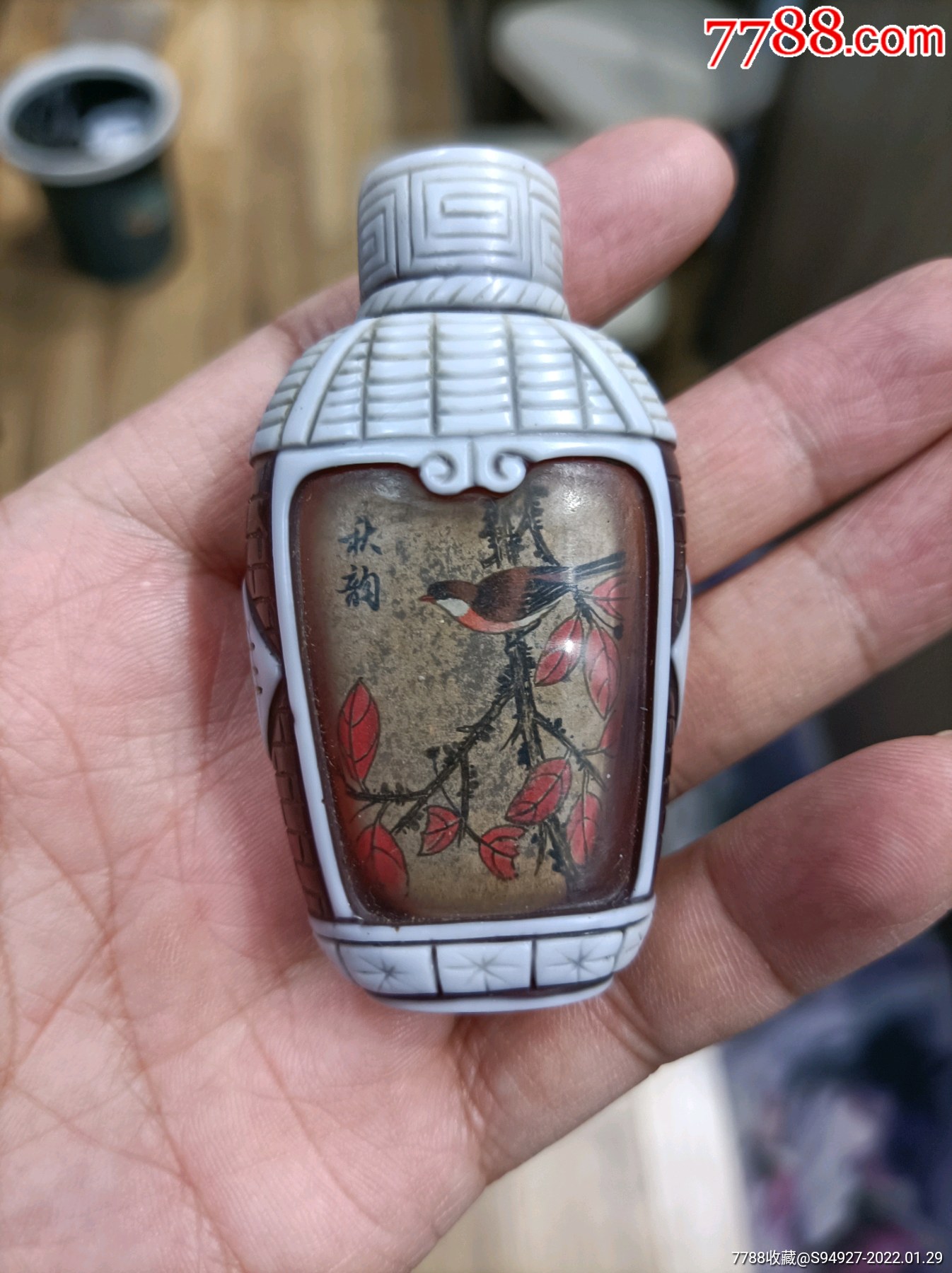 民国套料鼻烟壶