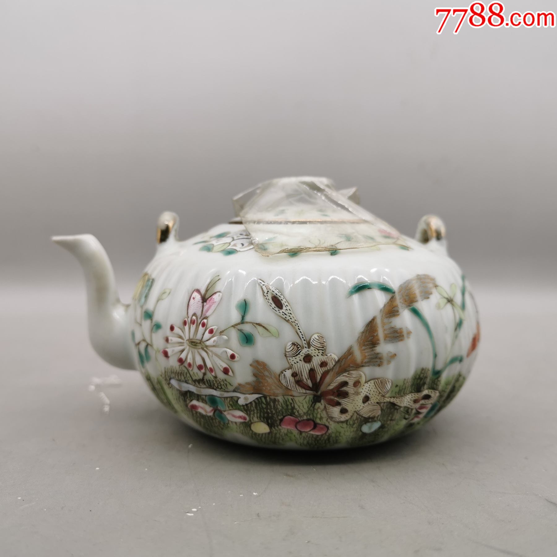 大清同治年制鸳鸯戏水瓜棱粉彩瓷茶壶